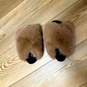 Roam slippers never worn